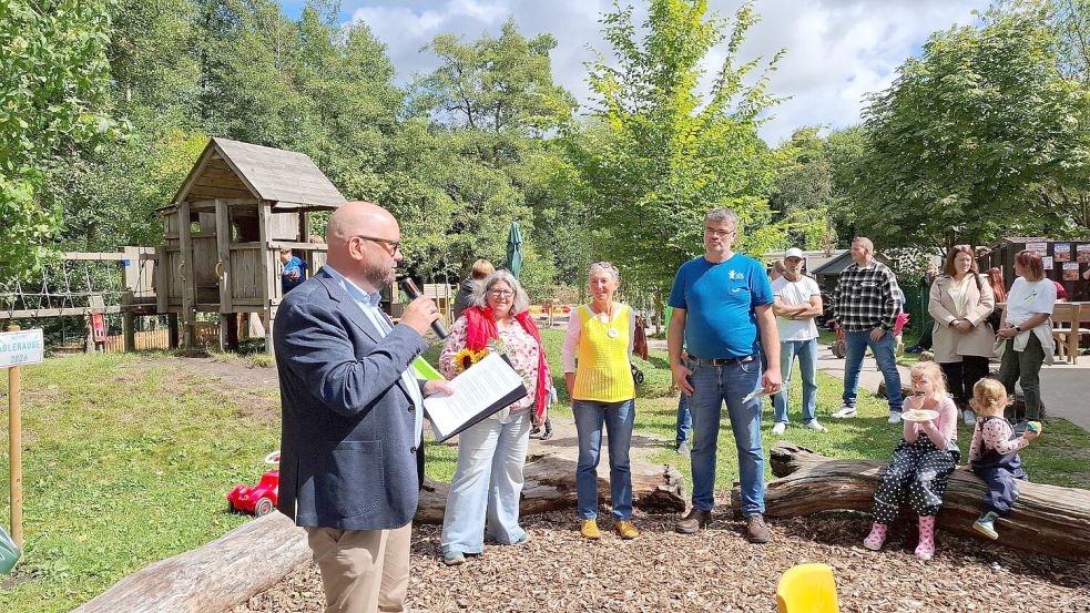 Landrat Johann Wimberg (links) beim Austausch mit Teilnehmerinnen und Teilnehmern des Sommerfestes für Adoptiv- und Pflegefamilien auf dem Ponyhof Deeken in Wittensand. Foto: Sascha Rühl/Landkreis Cloppenburg