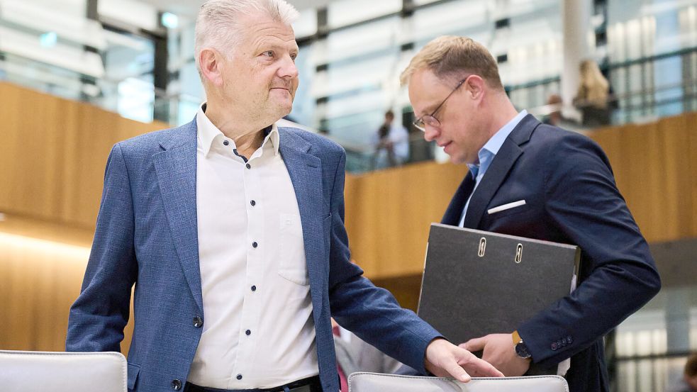 Nach dem Rücktritt von Stefan Politze (links) sucht die SPD einen neuen Fraktionsvorsitzenden. Wiard Siebels (rechts) könnte sein Nachfolger werden – doch er kommt aus der falschen Stadt. Foto: dpa | Julian Stratenschulte