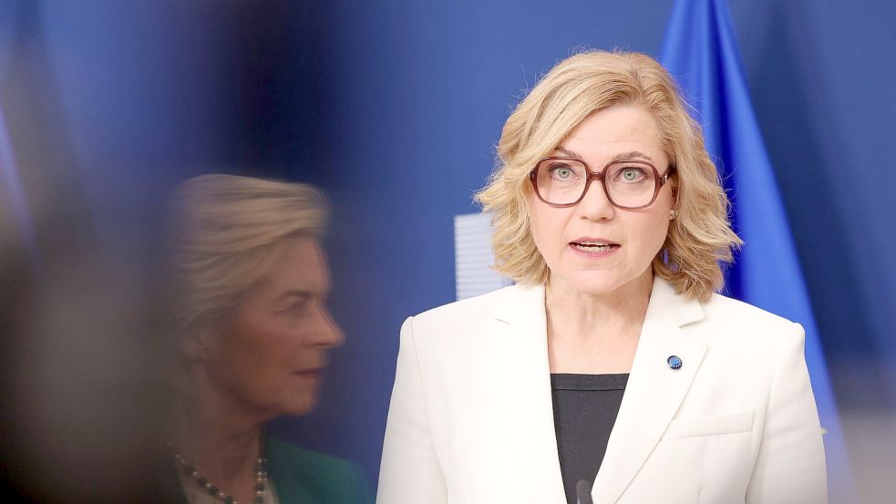 EU-Digitalkommissarin Henna Virkkunen (r.) mahnt KI-Firmen, ihre neusten Modelle erst nach erfolgreichen Sicherheitstests zu veröffentlichen. (Archivbild)  Foto: Omar Havana/AP/dpa