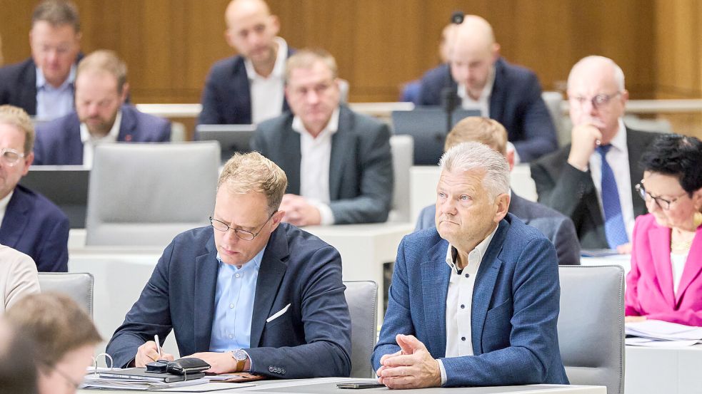 Rücktritt: Wegen laufender Ermittlungen gegen ihn ist der niedersächsische SPD-Fraktionschef Stefan Politze (rechts) zurückgetreten. Foto: picture alliance/dpa/Julian Stratenschulte