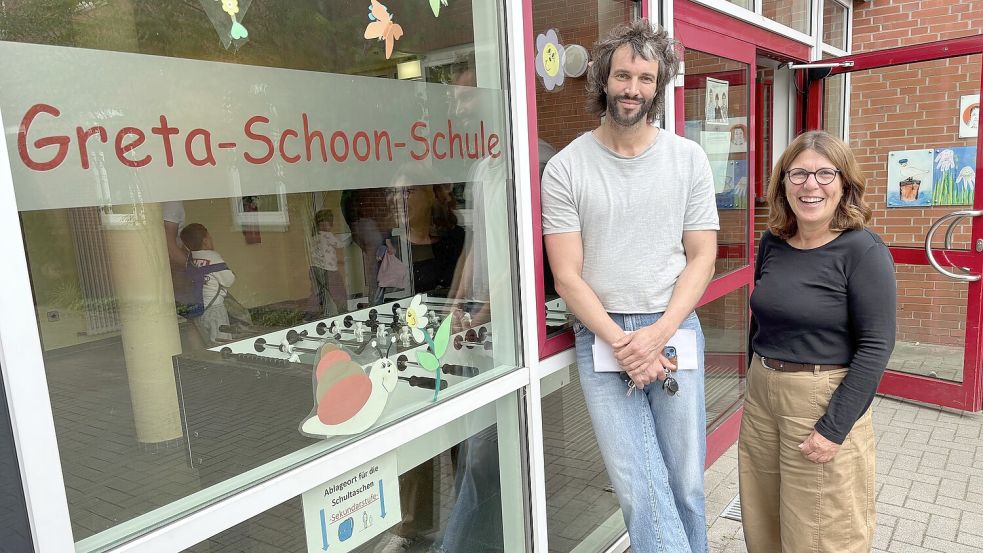 Engagiert und gut gelaunt: Petra Fischer-Janssen, Schulleiterin der Greta-Schoon-Schule, und Kollege Alexander Heitz. Foto: Oliver Bär