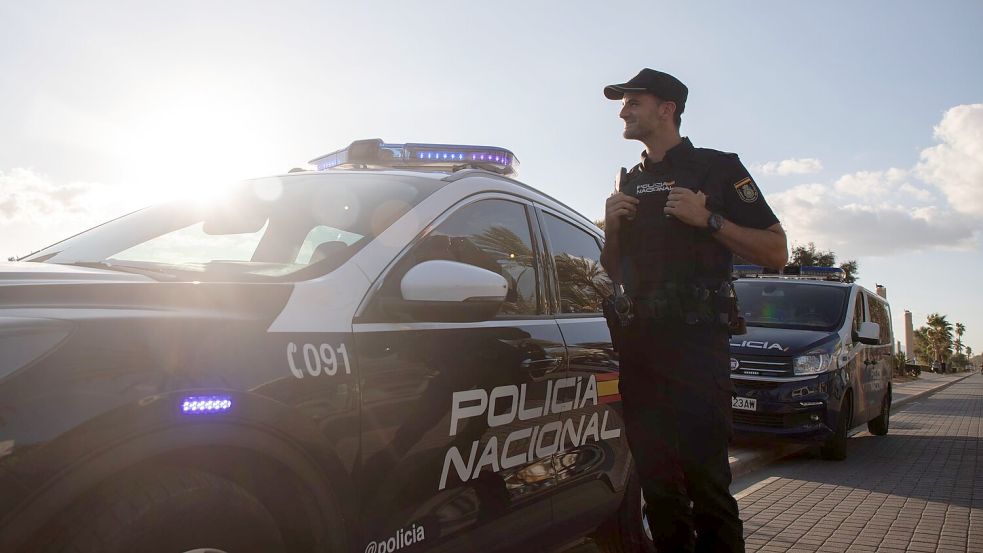 Die spanische Polizei auf Mallorca nahm Ermittlungen zur Ursache des tödlichen Autounfalls von Klaus Rader, einem der Gründer der bekannten Restaurantkette L’Osteria, auf.  Foto: Clara Margais/dpa