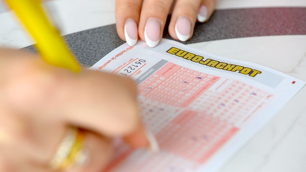 Eine neue Chance auf den prall gefüllten Eurojackpot gibt es am Dienstag. Foto: Klaus-Dietmar Gabbert/dpa