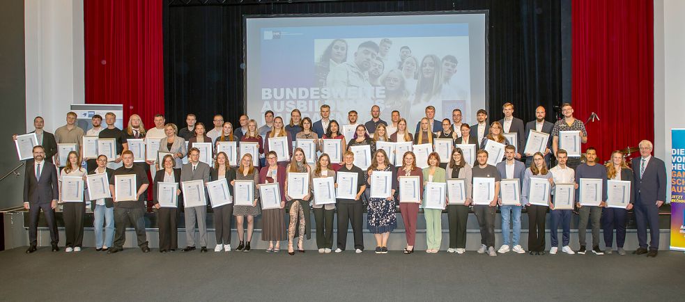 Bildunterschrift: 77 Auszubildende haben in diesem Jahr die Abschlussprüfungen im IHK-Bezirk mit der Bestnote „Sehr gut“ abgeschlossen. Foto: IHK Emden/Brunke