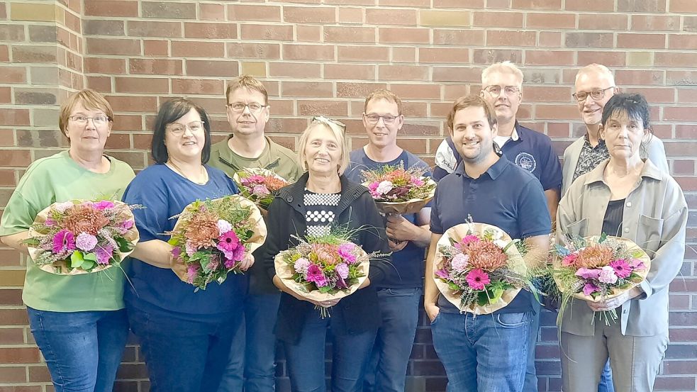 Maria Hillebrand (von links, 40 Jahre öffentlicher Dienst), Elke Steinhorst (Hochzeit), Jens Buss (10. Hochzeitstag), Christine Mansholt (10 Jahre Gemeinde Ostrhauderfehn und Eintritt in den Ruhestand), Jan Braitsch (10. Hochzeitstag), Malte Brummer (10 Jahre Gemeinde Ostrhauderfehn), Gerriet Niemeyer (20. Hochzeitstag), Bürgermeister Günter Harders und Jantina Behnen (Eintritt in den Ruhestand). Foto: Gemeinde Ostrhauderfehn