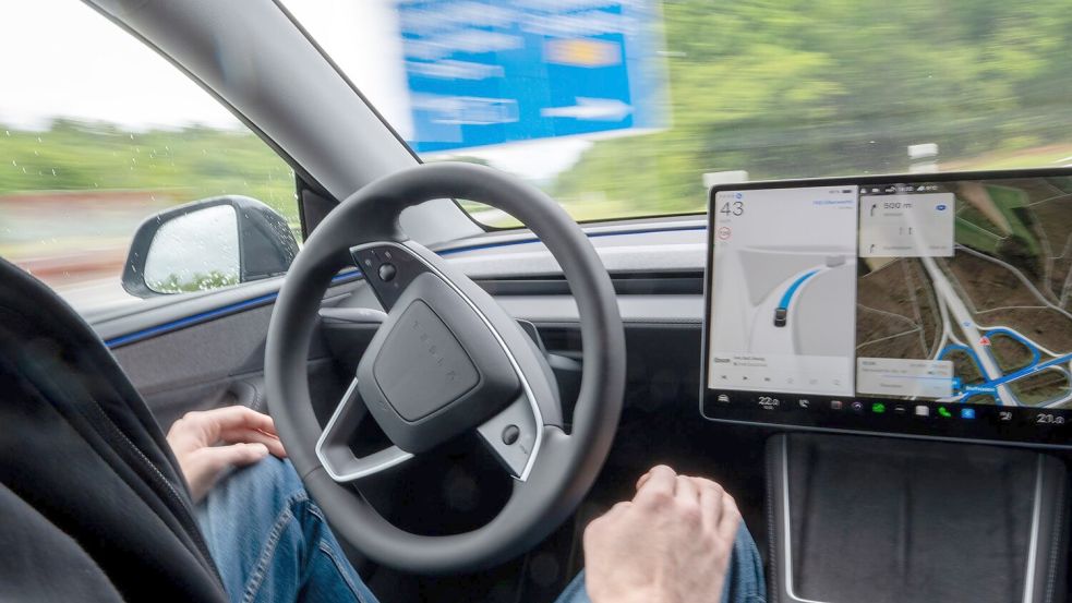 Die Menschen am Steuer müssen jederzeit bereit sein, die Kontrolle zu übernehmen - doch der Name des Systems deutete bisher autonomes Fahren an. (Archivbild)  Foto: Harald Tittel/dpa