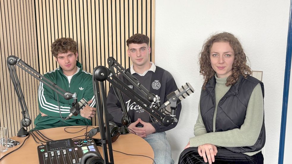 In der zweiten Folge der elften Staffel von „Watt‘n los?“ erklärt Jendrik Roolfs (von links) den beiden Hosts Jurij Babanin und Romy Jochens, wie es war, sich als Minderjähriger selbstständig zu machen. Foto: Privat