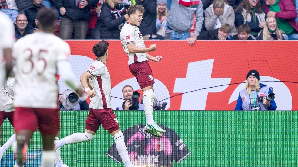 Augsburg-Profi Fellhauer jubelt nach seinem Bundesliga-Rekordtreffer. Foto: Tom Weller/dpa