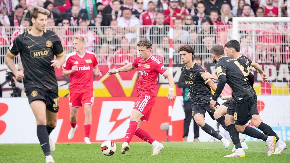 Skarke (M) stand erstmals in der Startelf. Foto: Soeren Stache/dpa