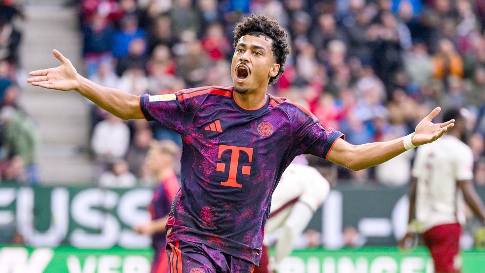 Bayerns Nationalspieler Nathaniel Brown jubelt über das Tor zum 2:2 in Augsburg. Foto: Tom Weller/dpa
