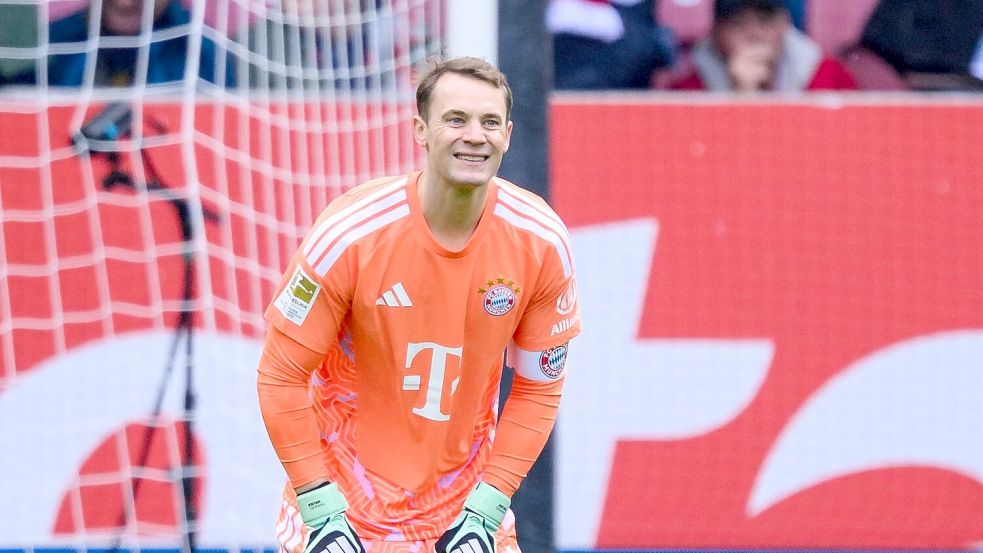 Bayern-Torwart Manuel Neuer nach seinem groben Patzer gegen Augsburg. Foto: Tom Weller/dpa