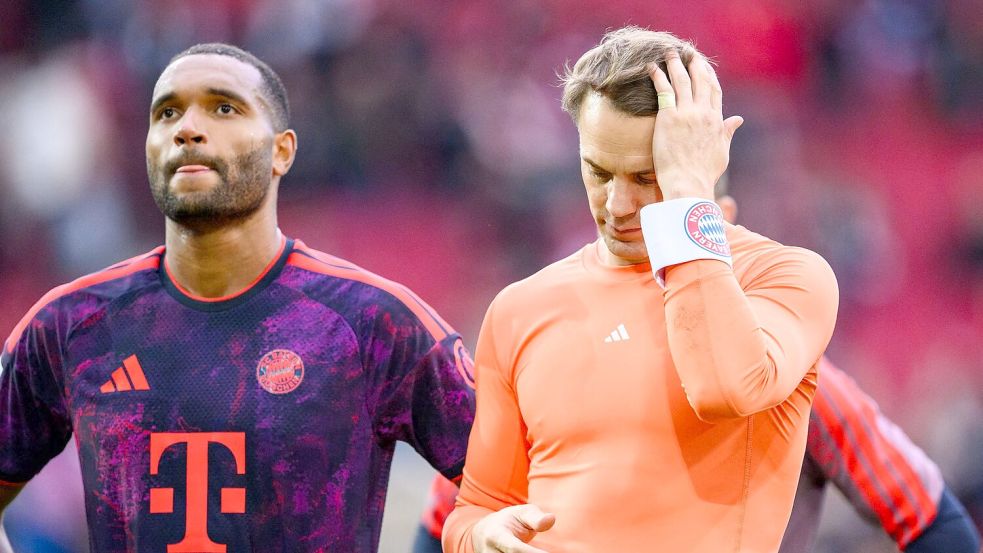 Manuel Neuer (r) nach dem Spiel und seinem heftigen Patzer in Augsburg. Foto: Tom Weller/dpa