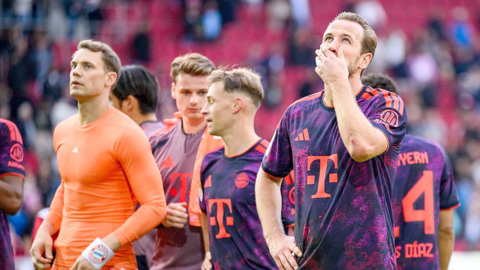 So hatten sich die Bayern um Torhüter Neuer (l) und Stürmerstar Kane (r) die Generalprobe für die Champions-League-Reise nach Stavanger nicht vorgestellt. Foto: Tom Weller/dpa