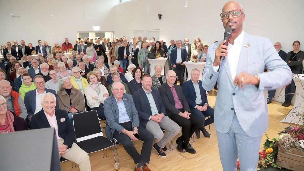 Der Entertainer Yared Dibaba erfreute die Gäste beim Herbstempfang der Gemeinde Barßel im Bürgerhaus mit seinem Festvortrag. Foto: Hans Passmann
