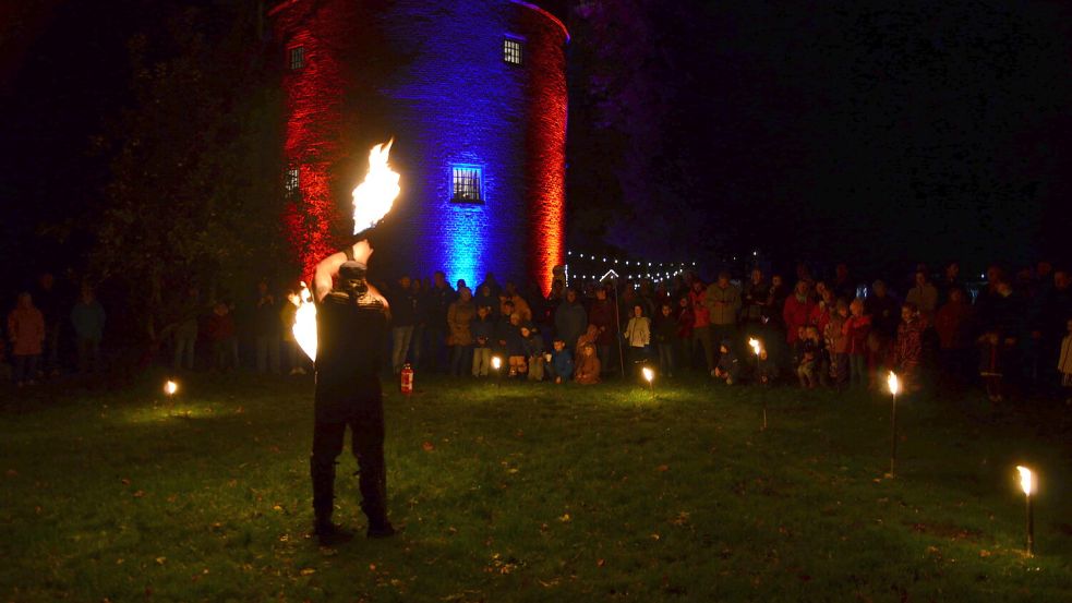 Kay Stiegler begeisterte die Besucher mit seiner Feuershow an der Burg Stickhausen. Foto: Hannah Lehmann