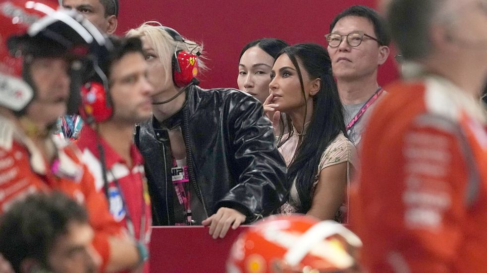 Kim Kardashian (Mitte r) fiebert mit Lewis Hamilton. Foto: Ng Han Guan/Pool AP/dpa