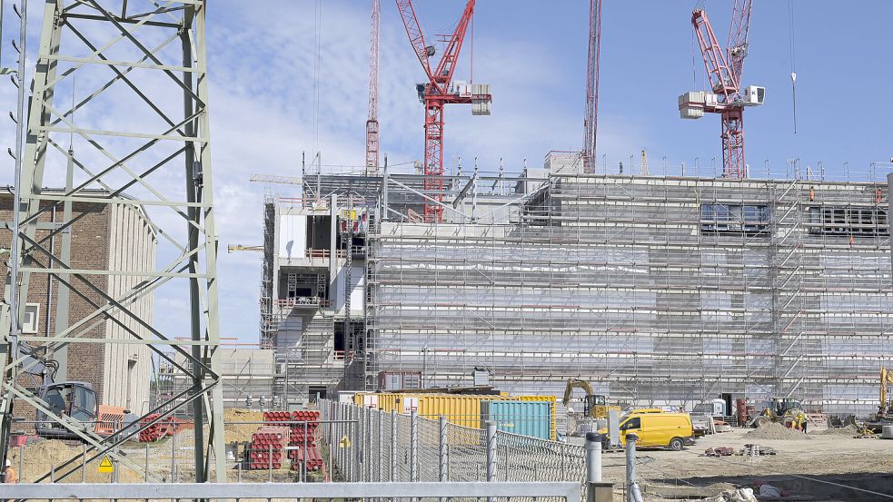 Der Rohbau eines KI-Rechenzentrums, auch „Datacenter“ genannt. Die Einrichtungen brauchen Unmengen an Strom – weshalb sich vielerorts in den USA Widerstand gegen ihren Bau regt.. Foto: Imago/Joerg Boethling