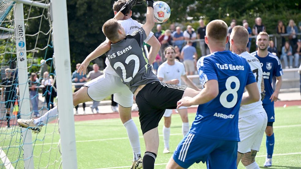 Spektakuläre Spiele und Szenen hat es in Esens schon oft gegeben. Nun schrieb der TuS mit der Torflut gegen Aurich Geschichte. Archivfoto: Heiner Steenhoff