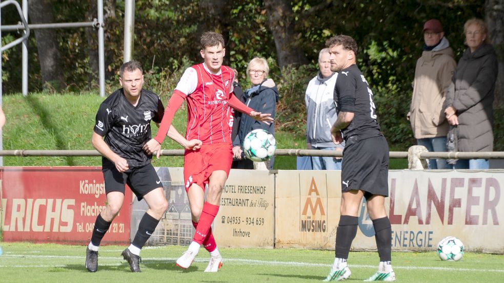 Finn Heidelberg (rotes Trikot) erzielte das 1:0 für Ihrhove gegen Larrelt. Fotos: Heiner Lohmann