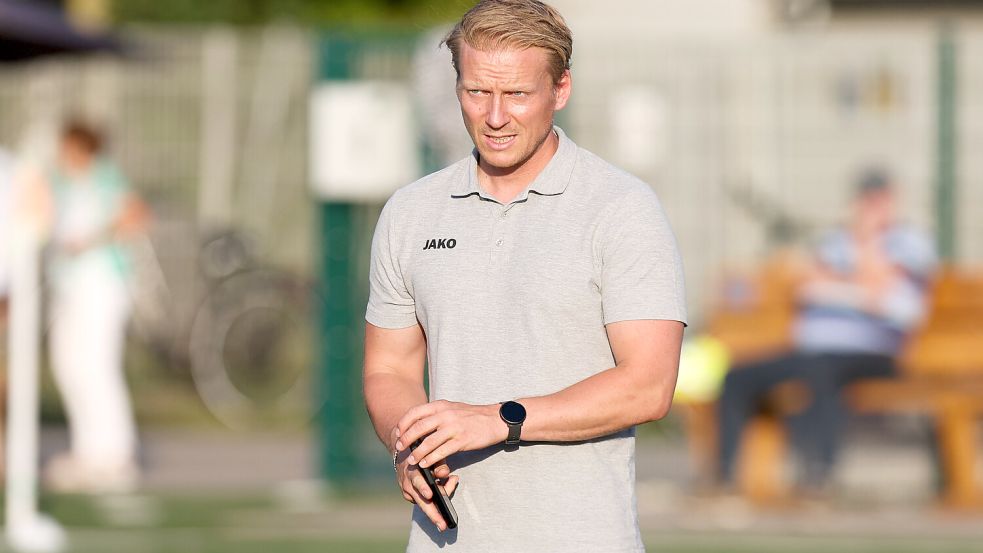 Sonnenschein und Poloshirt waren am Sonntag nicht drin: Dagegen erfreute die Leistung seiner Mannschaft und das Ergebnis Ihlows Trainer Thilko Boekhoff. Foto: Jens Doden, Emden