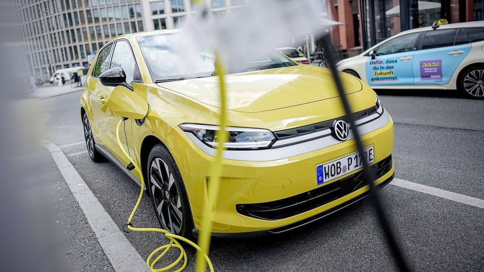 Der vollelektrische Polo ist bei Kunden beliebt. (Archivbild) Foto: Kay Nietfeld/dpa