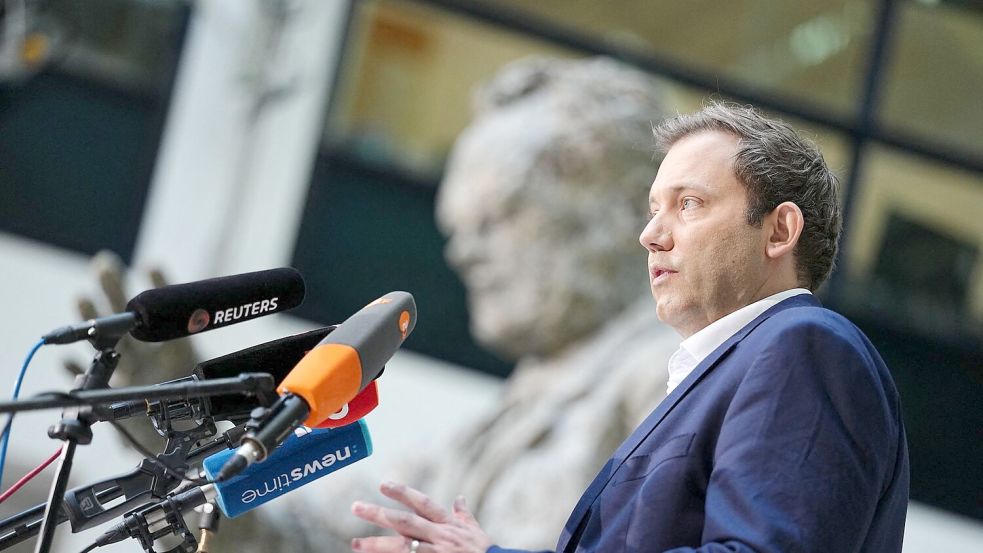 Lars Klingbeil bedauert den Rücktritt von Bärbel Bas.  Foto: Kay Nietfeld/dpa