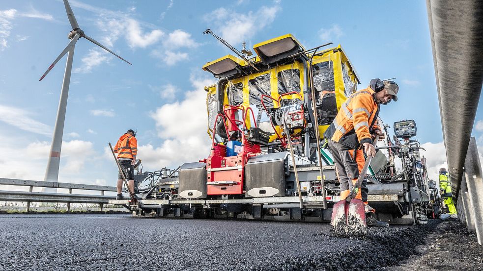 Hier wird mit schwerem Gerät gearbeitet. Die A31 erhält eine neue Fahrbahn. Foto: Klaus Ortgies