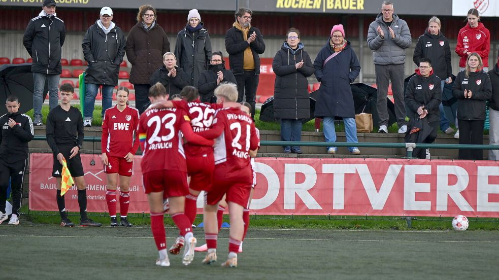 Aurichs Brianna Taylor musste verletzt vom Feld. Die Zuschauer sendeten mit Applaus Genesungswünsche. Foto: Heiner Steenhoff