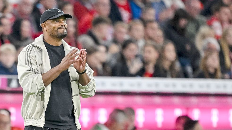 Lässt seine Stars wegen des Trainings auf Kunstrasen früher anreisen: Bayern-Trainer Vincent Kompany. (Archivbild) Foto: Harry Langer/dpa