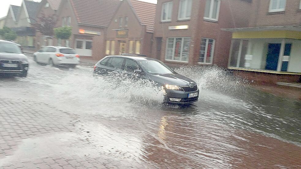 Auch in der Vergangenheit kam es in der Neuen Straße in Weener schon zu Überflutungen. Seinerzeit hatte die Feuerwehr Weener die Gullys geöffnet und gesäubert, damit das Oberflächenwasser wieder schneller abfließen konnte. Foto: Tatjana Gettkowski/Archiv