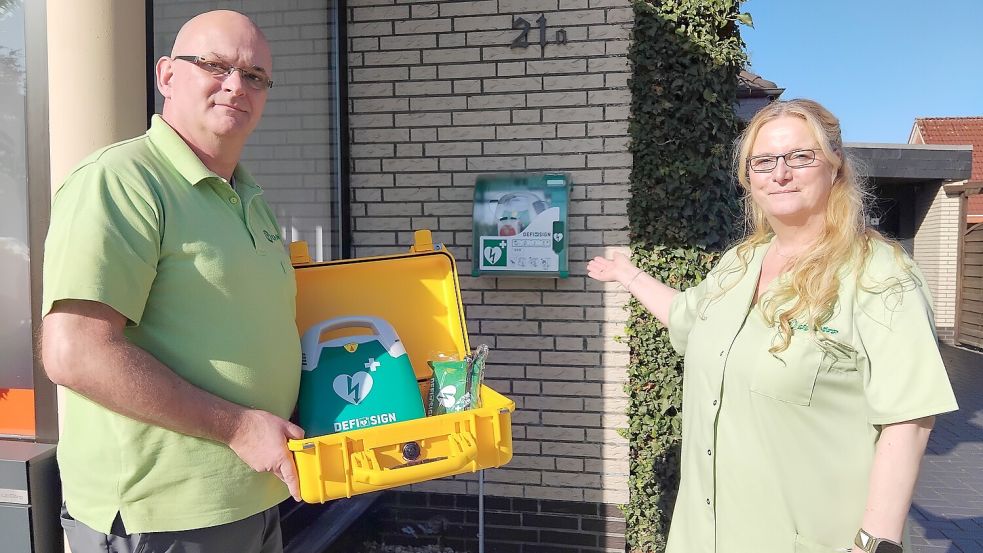 Melanie und Jörg Jelden betreiben den ambulanten Pflegedienst „Up Dörp“ in Idafehn. Zum zehnjährigen Jubiläum investierten sie in einen öffentlich zugänglichen Defibrillator sowie in einen mobilen Defibrillator. Foto: Clarissa Scherzer