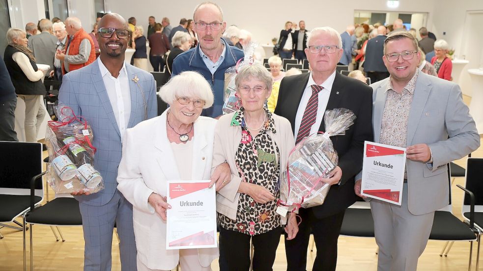 Für ihr ehrenamtliches Engagement wurden auf dem Herbstempfang in Barßel Menschen aus dem Gemeindegebiet geehrt. Von links: Festredner Yared Dibaba, die Geehrten Liesel Doßmann, Johannes Wernke, Maria und Hans Geesen und Bürgermeister Nils Anhuth. Foto: Hans Passmann