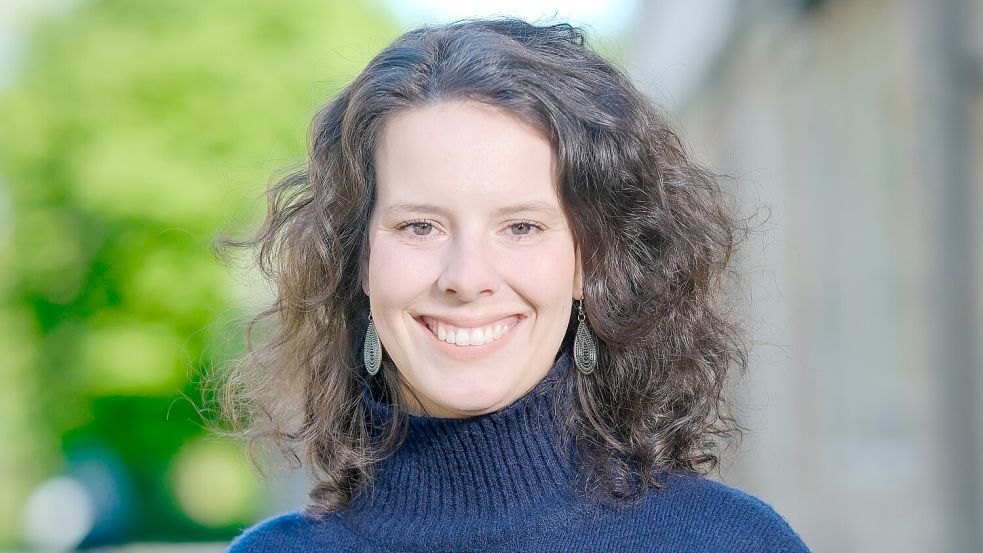 Tabea Frinzel ist seit Juli 2025 Pastorin in Flachsmeer. Im August 2025 wurde sie ordiniert. Foto: Jens Schulze/Sprengel Ostfriesland-Ems