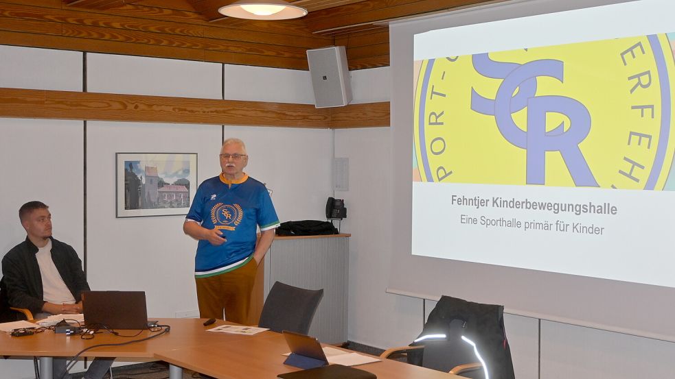 Paul Vosseler (Mitte), ehemaliger Geschäftsführer des SC Rhauderfehn-Langholt, erläuterte zusammen mit Uwe und Britta Wirth (Präsidiumsmitglieder des Vereins, nicht im Bild) den Ausschussmitgliedern auf der Sitzung die Pläne für das geplante Fehntjer Bewegungscenter. Links ist Felix Schütte, stellvertretender Hauptabteilungsleiter der Gemeinde Rhauderfehn, zu sehen. Foto: Holger Weers