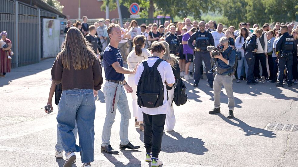 Die Schüler stehen nach der Schusswaffenattacke in einer Schule in Südfrankreich unter Schock. Foto: Philippe Magoni/AP/dpa