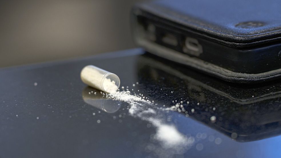 Eine Kapsel mit Heroin liegt in einem Konsumraum auf dem Tisch (Illustration). Zwei Angeklagte sollen Drogen geschmuggelt haben. Foto: Andreas Arnold/dpa