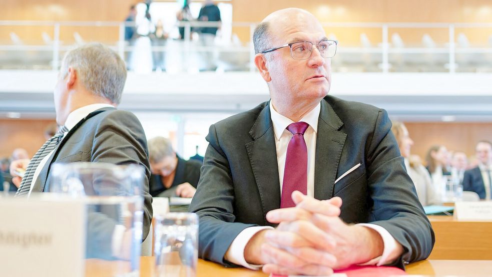 Bayerns Finanzminister plädierte in Karlsruhe für eine Regionalisierung der Steuer. Foto: Uwe Anspach/dpa