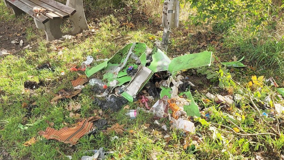 Völlig zerstört: An der Ecke Wanderweg/Kleiriger Weg in Rhaude sprengten Unbekannte am Samstagabend diesen öffentlichen Mülleimer. Fotos: privat