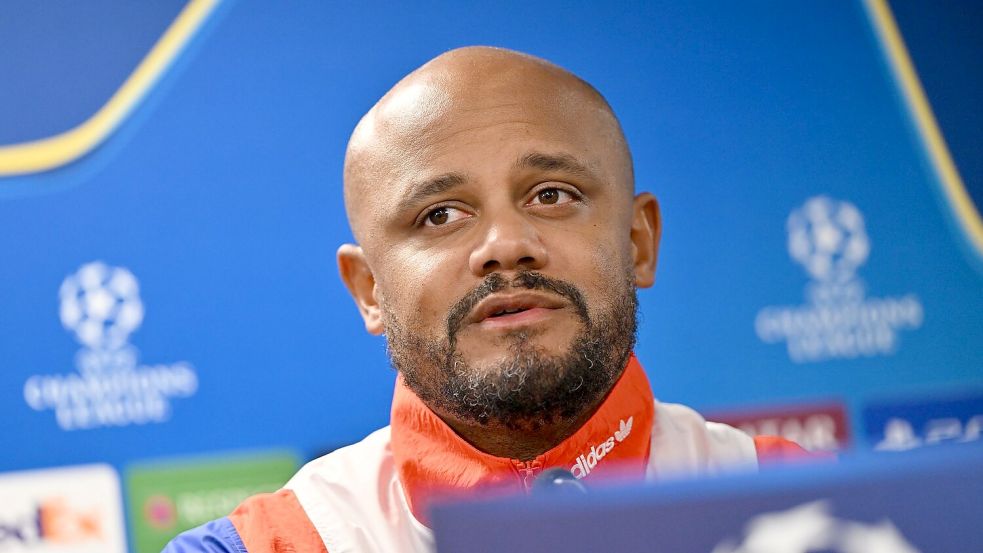Trainer Kompany erklärt den Verzicht auf Neuer. Foto: Peter Kneffel/dpa