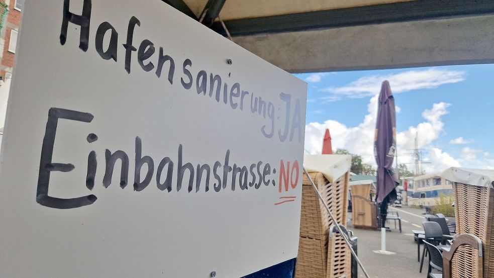 Ein klares Statement hat der Betreiber im Biergarten aufgehängt. Foto: Tatjana Gettkowski