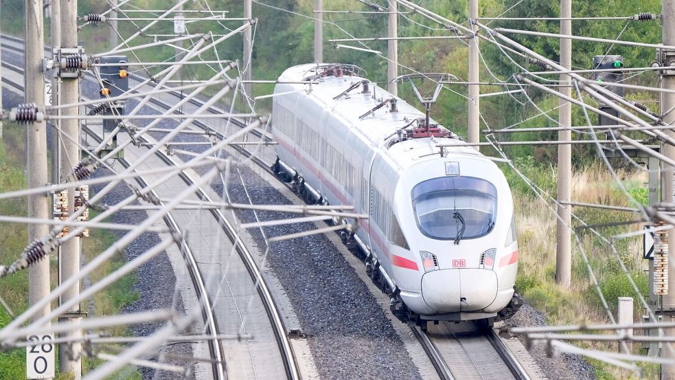 Sprinter-Verbindungen sind bei den Fahrgästen beliebt, weil sie unterwegs nicht so oft halten. Mitte Dezember startet eine neue Linie zwischen Hamburg und München. (Archivbild) Foto: Julian Stratenschulte/dpa