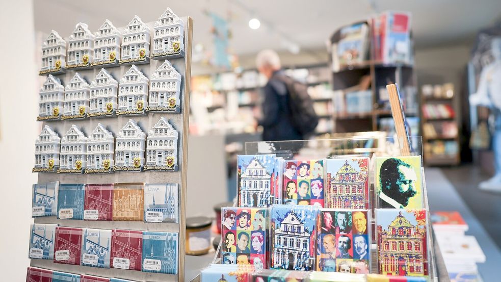 Kühlschrankmagneten und andere Souvenirs zum Buddenbrookhaus werden im Museumsshop „Buddenbrooks am Markt - Infocenter und Museumsshop“ in der Lübecker Altstadt angeboten. Foto: Christian Charisius/dpa