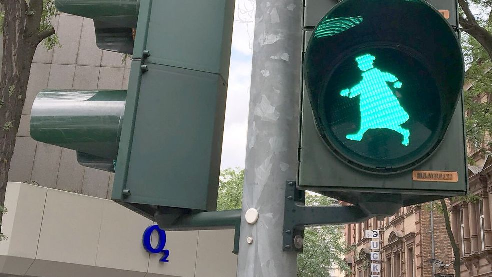 Worms feiert den berühmten Reformator Martin Luther mit einer Ampel. (Archivbild) Foto: Jasper Rothfels/dpa