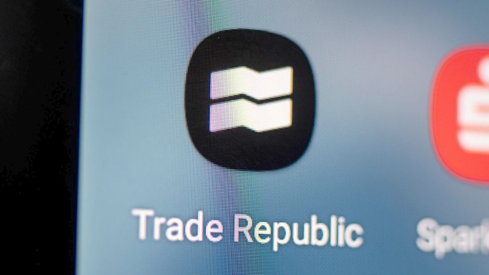Der Online-Broker Trade Republic arbeitet rein App-basiert. (Archivbild) Foto: Fabian Sommer/dpa