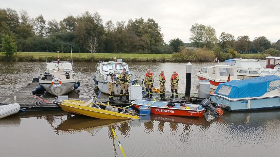 Die Feuerwehr Barßel war am Dienstagmorgen im Hafen im Einsatz, um ein gekentertes Sportboot zu bergen. Fotos: Joachim Schulte/Gemeindefeuerwehr Barßel