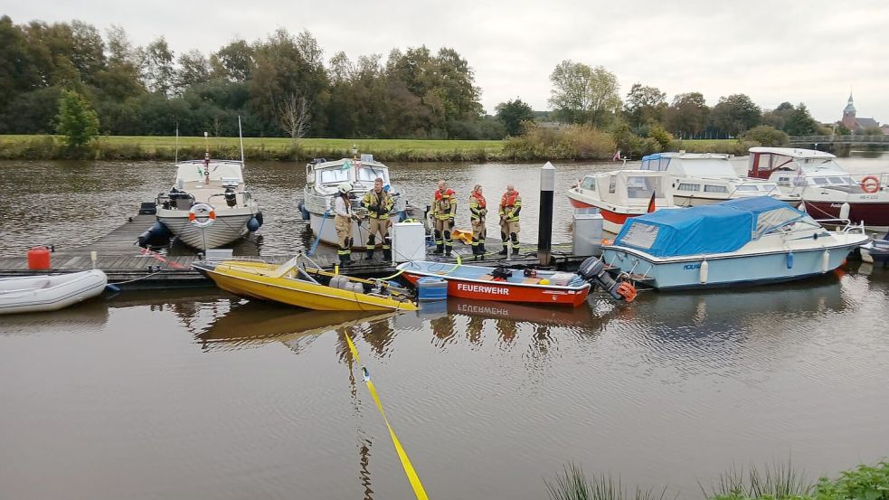 Die Feuerwehr Barßel war am Dienstagmorgen im Hafen im Einsatz, um ein gekentertes Sportboot zu bergen. Foto: Joachim Schulte/Gemeindefeuerwehr Barßel