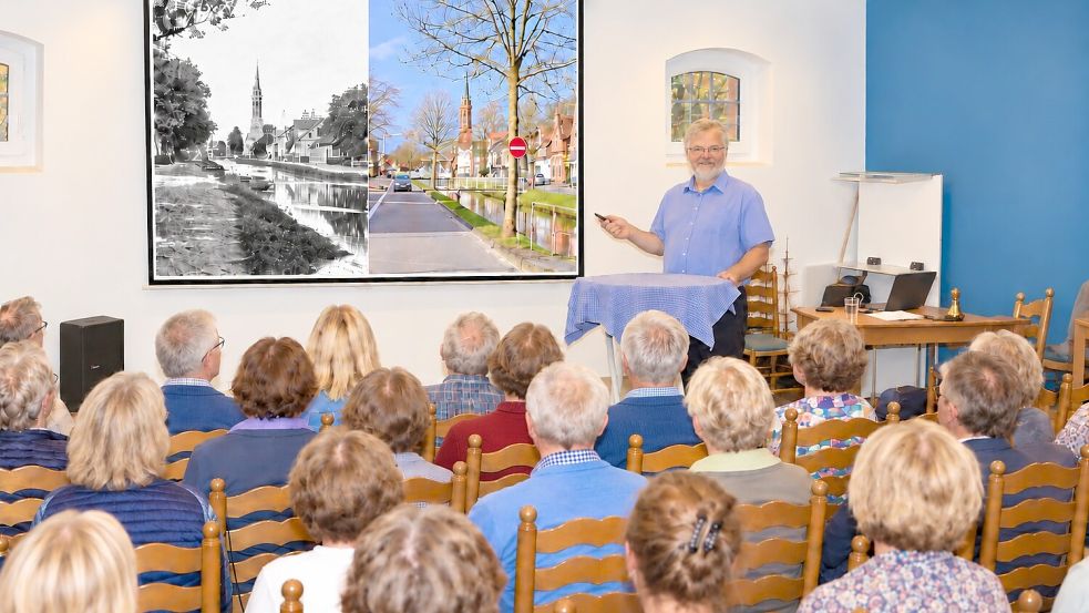 Heimatforscher Hinrich Heselmeyer nimmt die Besucher im Fehn- und Schiffahrtsmuseum mit auf eine fotografische Zeitreise durch Ostoverledingen. Foto: Heimatverein Overledingerland