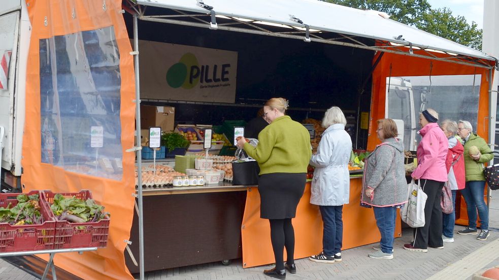 Am Gemüse- und Eierstand von Jannik Pille aus Bockhorn steht auf dem Barßeler Wochenmarkt öfters eine ganze Schlange an Kundschaft. Inzwischen hat der 32-Jährige sein Angebot erweitert: Geflügelfleisch bietet er an einem eigenen Wagen an. Foto: Astrid Fertig