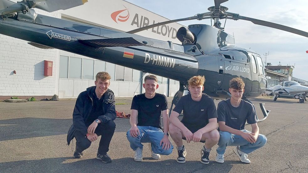 Felix Wahrheit (von links), Marten Buchwald, Robert Rademacher und Till Harms aus Ostrhauderfehn durften vor kurzem schon mal die Aussicht auf die hiesige Region aus dem Hubschrauber genießen, der für das Straßenfest eingeplant ist. Foto: Horst Wilken