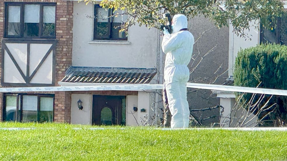 Die Polizei spricht inzwischen von einem Brandanschlag. Foto: Mícheál Ó Scannáil/PA Wire/dpa